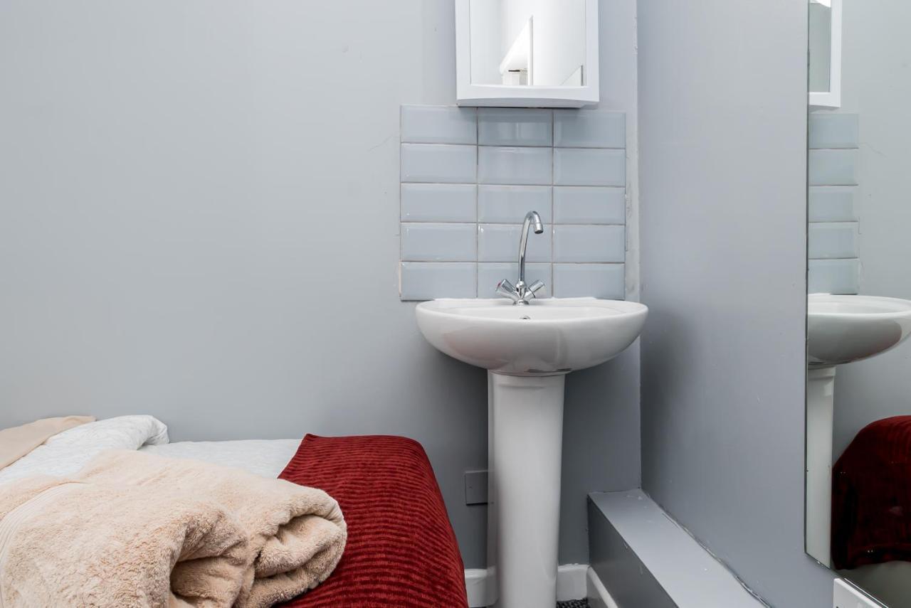 Shirley House 2, Self Catering Guest House, Self Check In, Smart Locks, 10 Min Walk To Southampton General, Aspire And Princess Anne Hospitals, Access To Fully Equipped Kitchen, Excellent Transport Links, Ideal For Longer Stays And Hospital Shifts Экстерьер фото