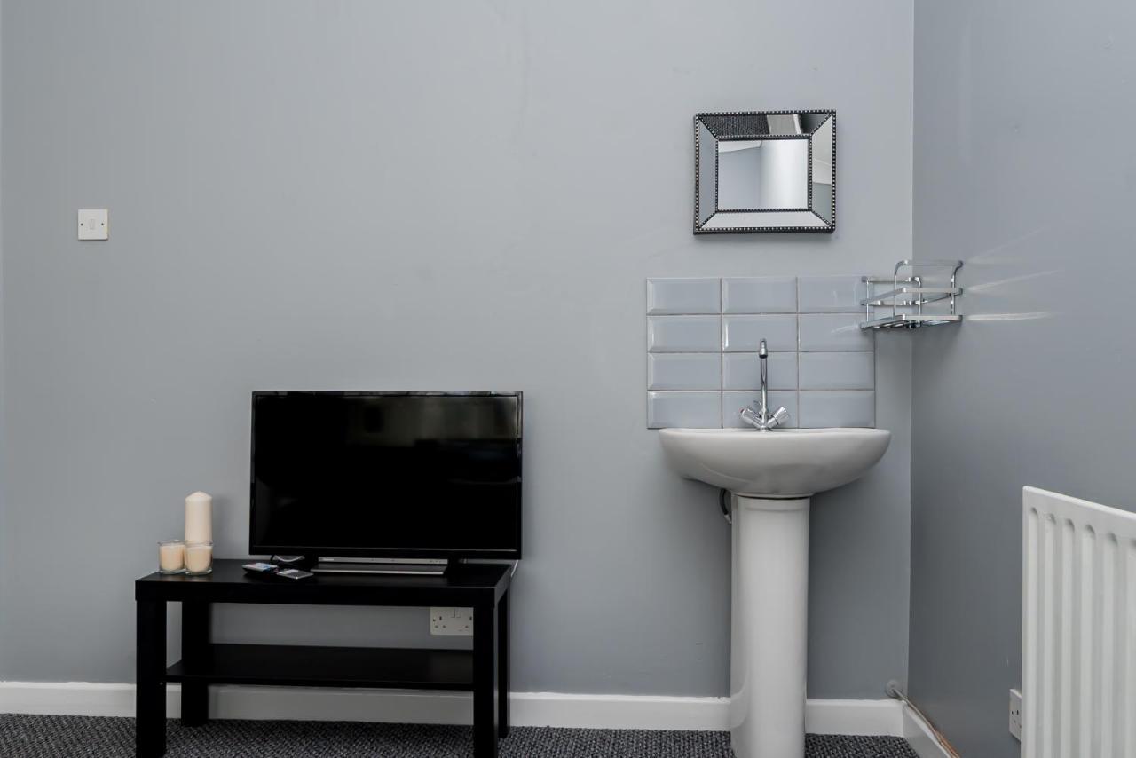 Shirley House 2, Self Catering Guest House, Self Check In, Smart Locks, 10 Min Walk To Southampton General, Aspire And Princess Anne Hospitals, Access To Fully Equipped Kitchen, Excellent Transport Links, Ideal For Longer Stays And Hospital Shifts Экстерьер фото