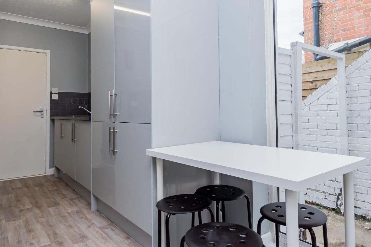 Shirley House 2, Self Catering Guest House, Self Check In, Smart Locks, 10 Min Walk To Southampton General, Aspire And Princess Anne Hospitals, Access To Fully Equipped Kitchen, Excellent Transport Links, Ideal For Longer Stays And Hospital Shifts Экстерьер фото